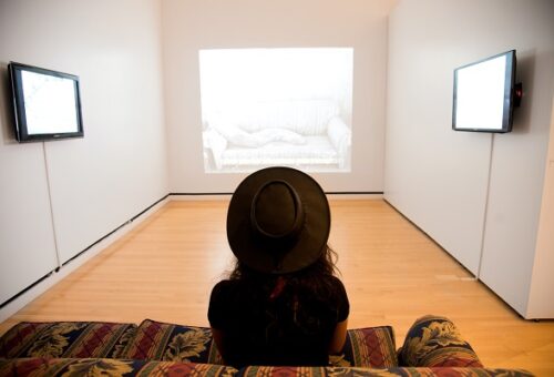 Televizyon yerine projeksiyon kullanılır mı? Avantajlı mı? Dezavantajlı mı?